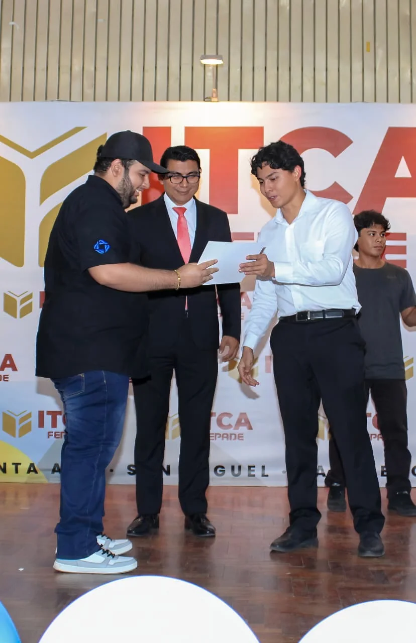 El fundador de ConsolTech entregando un reconocimiento durante el evento