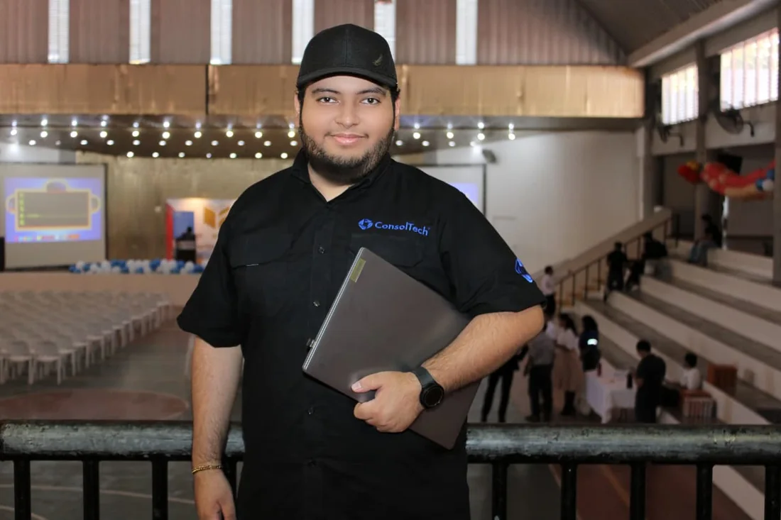 Rafael Martínez, fundador de ConsolTech, con uniforme corporativo en el evento
